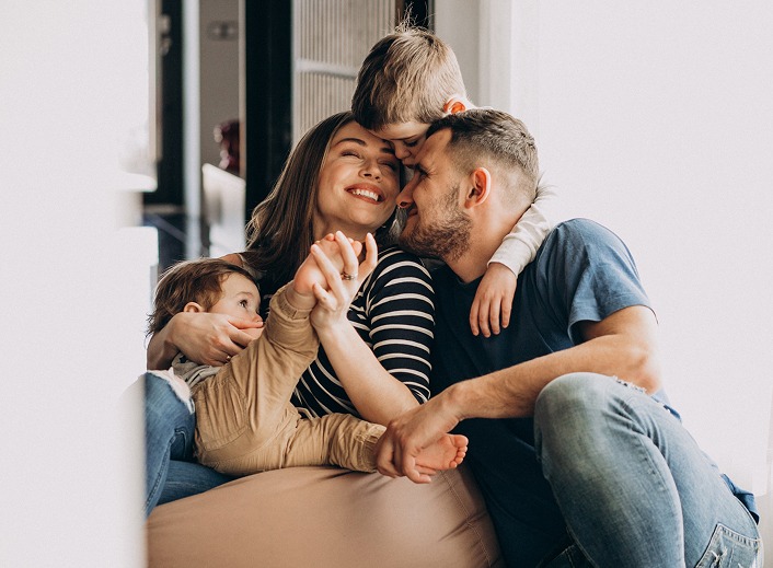familia-joven-con-sus-hijos-en-casa-divirtiendose-1.jpg